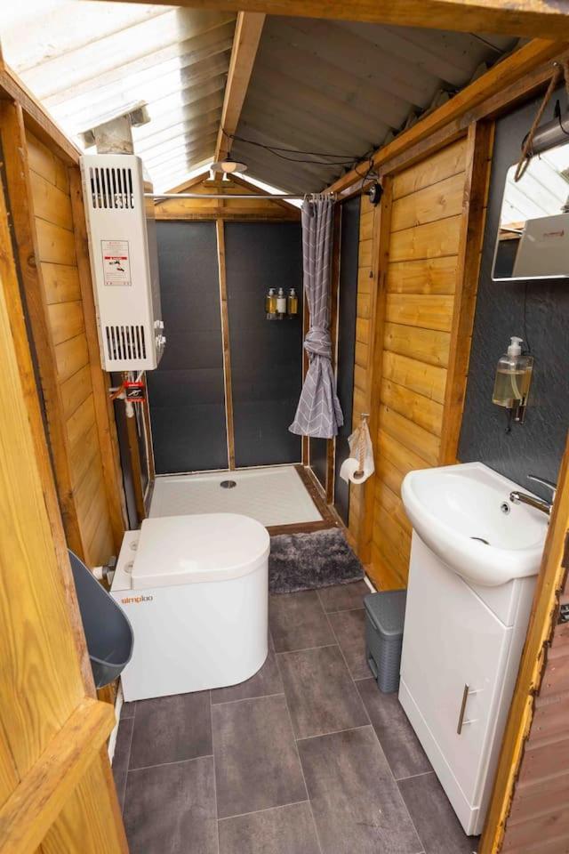 Roaches Retreat Family Glampsite, Rocky Reach Bell Tent With Outdoor Adventures And Campfire Nights Upper Hulme 外观 照片