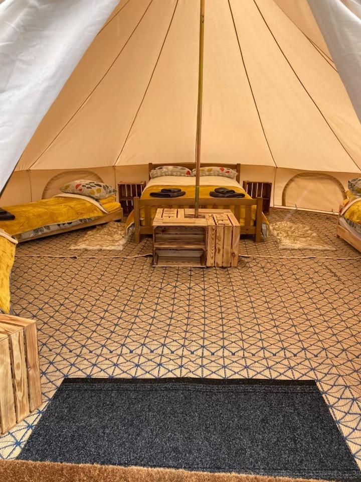 Roaches Retreat Family Glampsite, Rocky Reach Bell Tent With Outdoor Adventures And Campfire Nights Upper Hulme 外观 照片