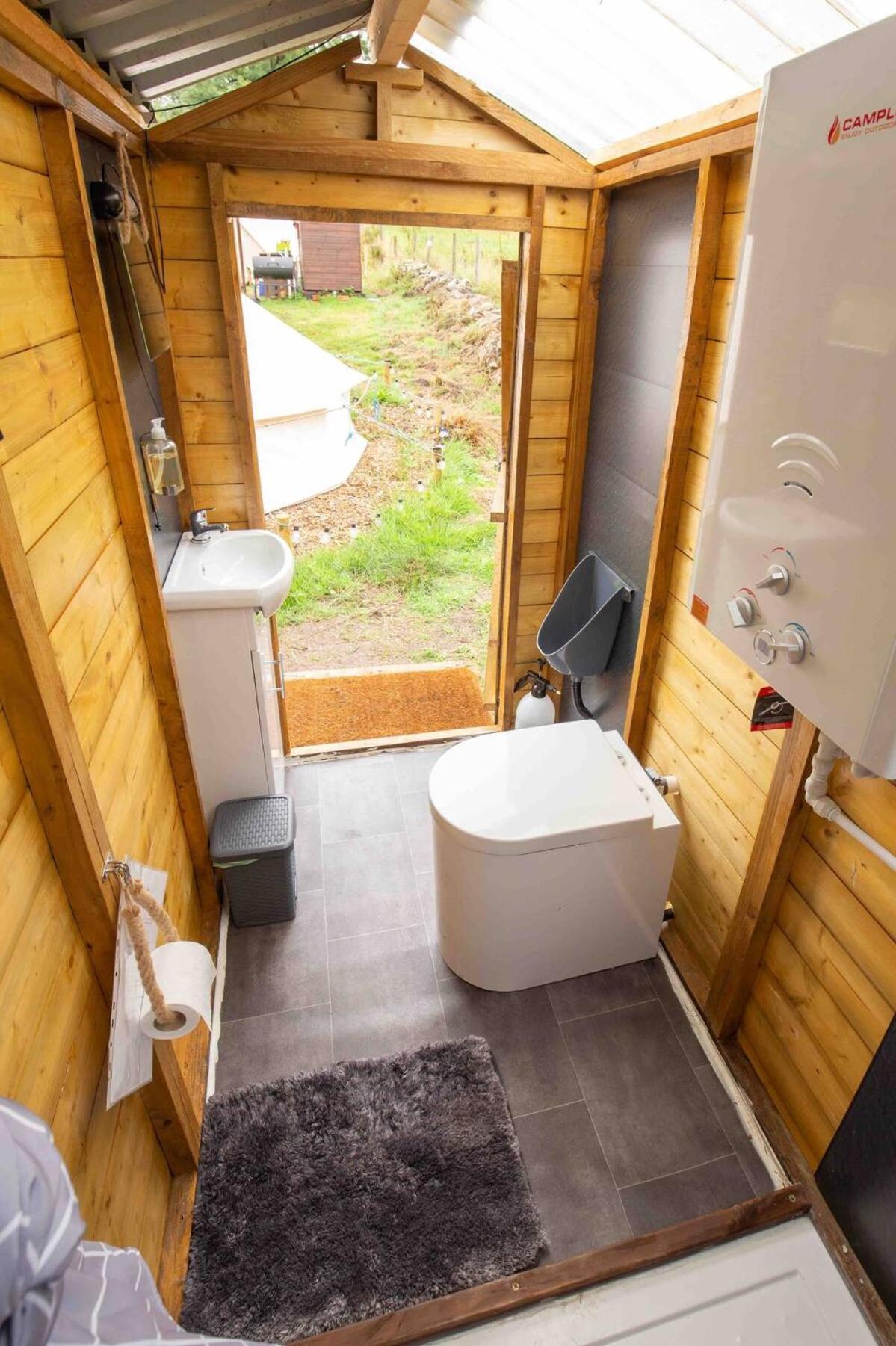 Roaches Retreat Family Glampsite, Rocky Reach Bell Tent With Outdoor Adventures And Campfire Nights Upper Hulme 外观 照片