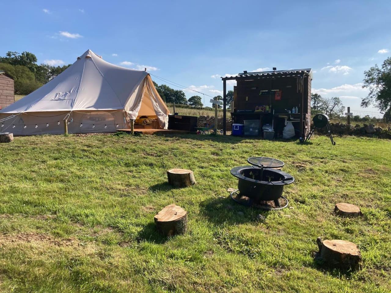 Roaches Retreat Family Glampsite, Rocky Reach Bell Tent With Outdoor Adventures And Campfire Nights Upper Hulme 外观 照片