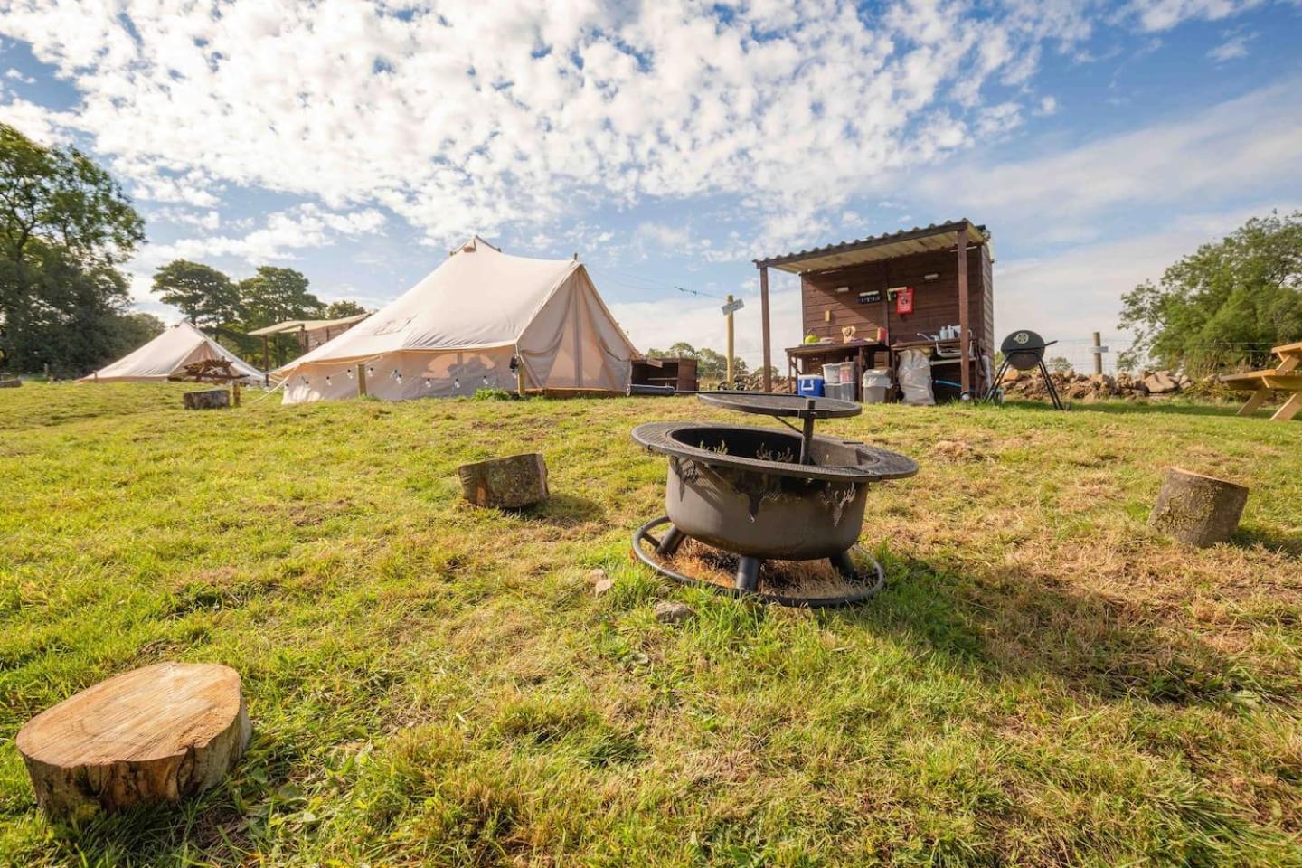 Roaches Retreat Family Glampsite, Rocky Reach Bell Tent With Outdoor Adventures And Campfire Nights Upper Hulme 外观 照片